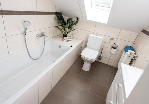 Badezimmer mit Badewanne