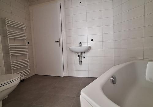 gefliestes Bad mit Wanne