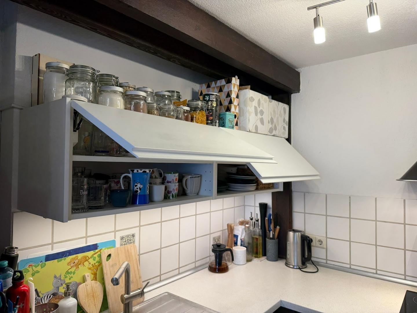Einbauküche mit Oberschränken