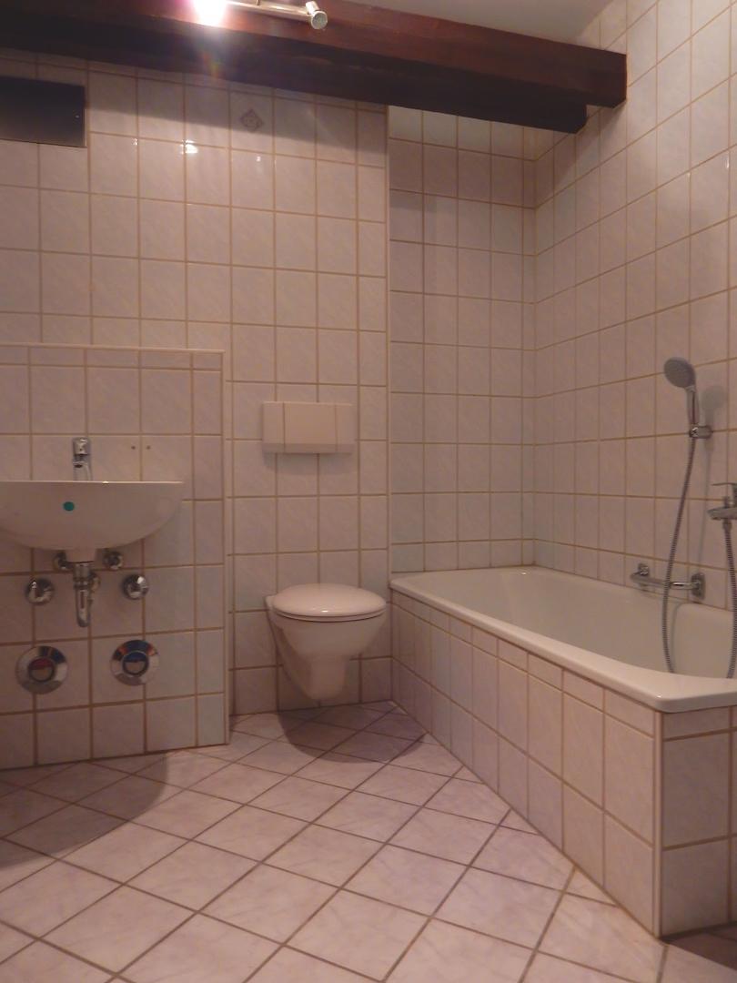 gefliestes Bad mit Wanne