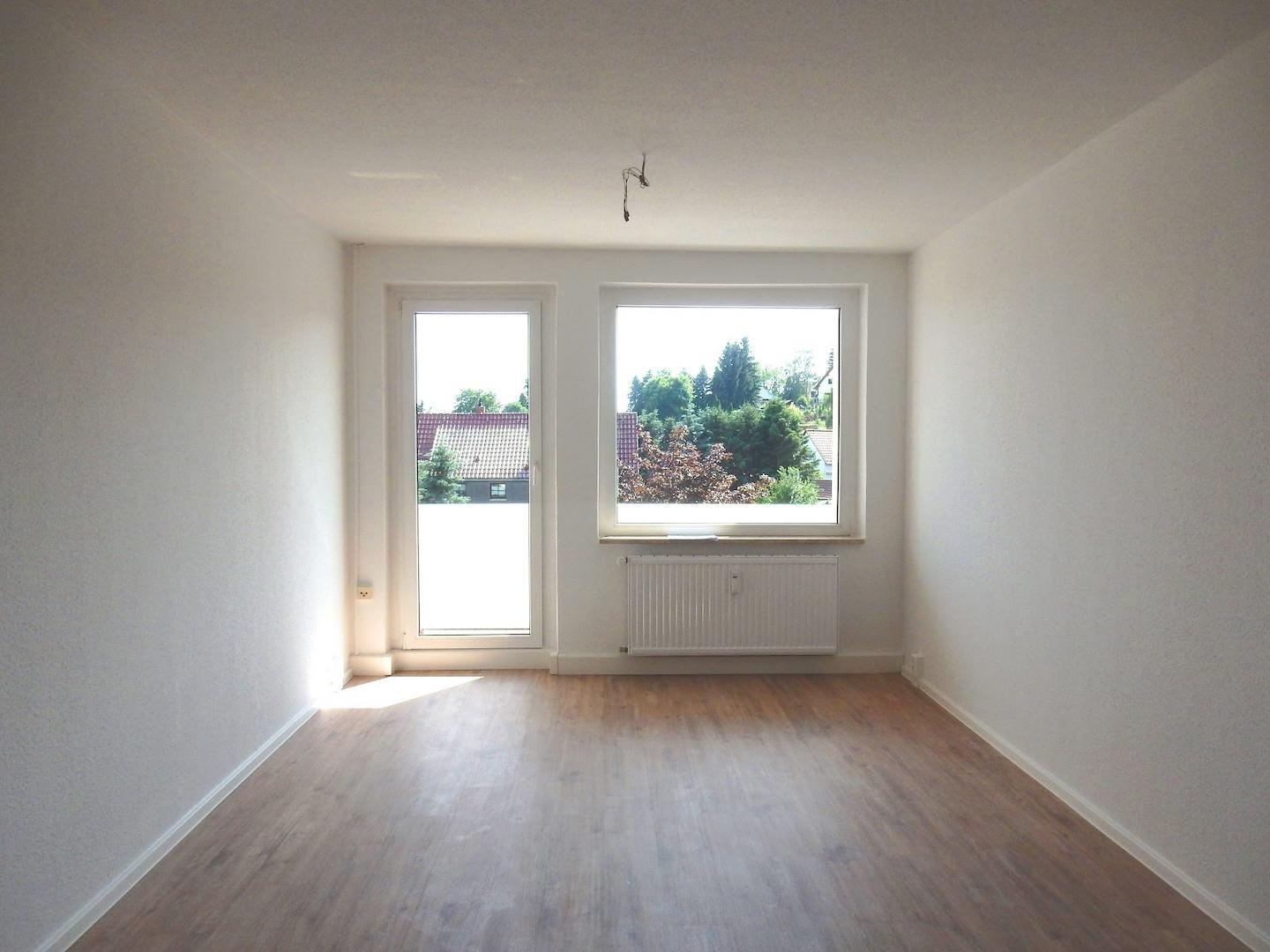 Wohnzimmer mit Balkon