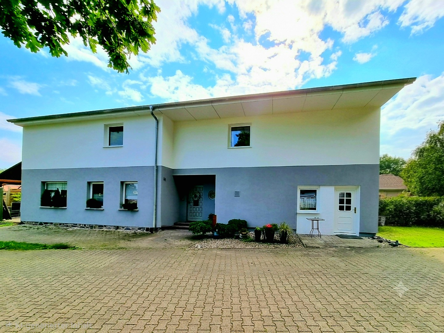 Gebäudeansicht vorn,Ost