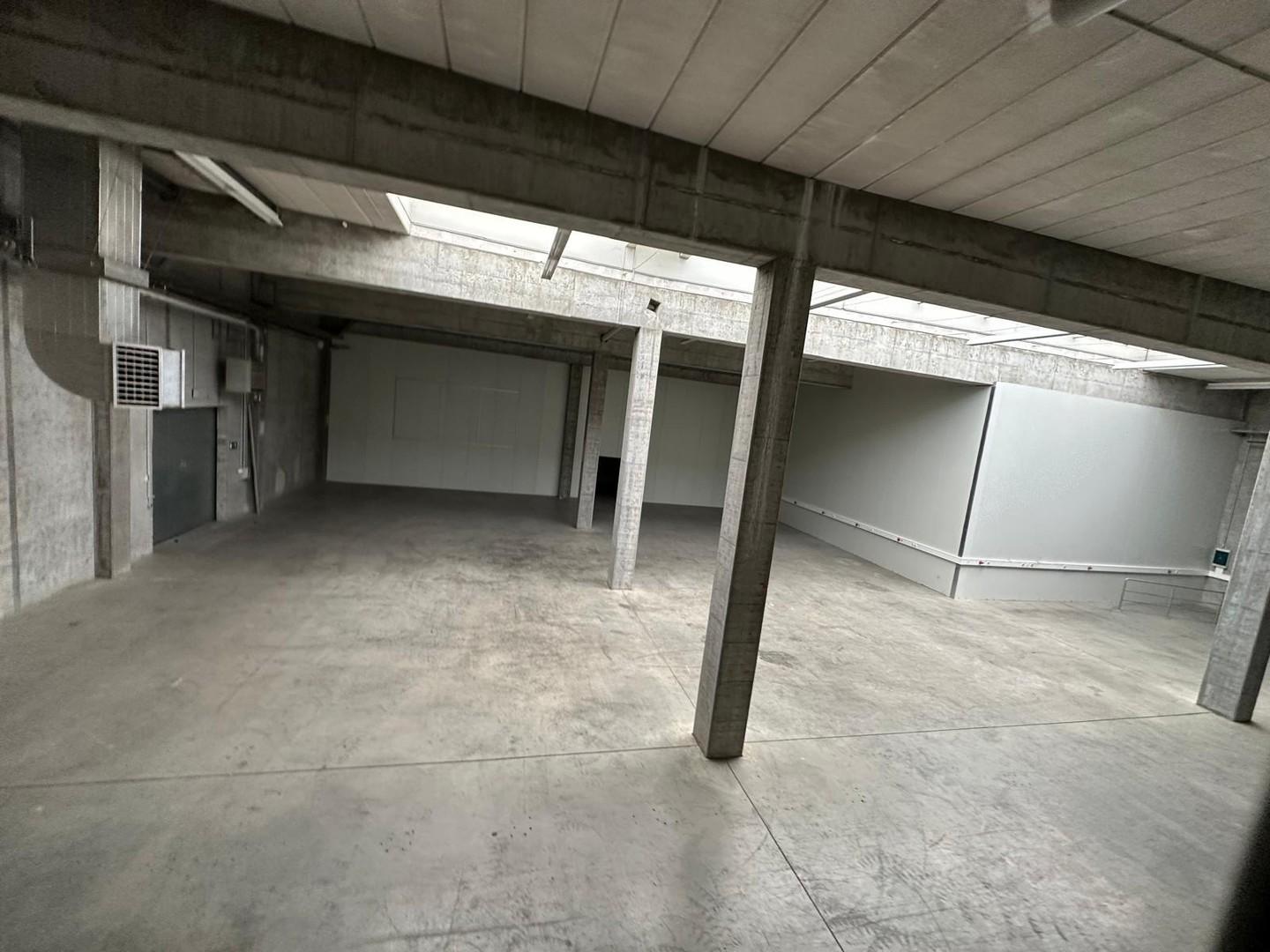 Halle aus Büroblick