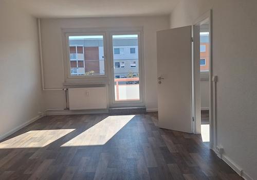 Wohnzimmer mit Zugang zum Balkon