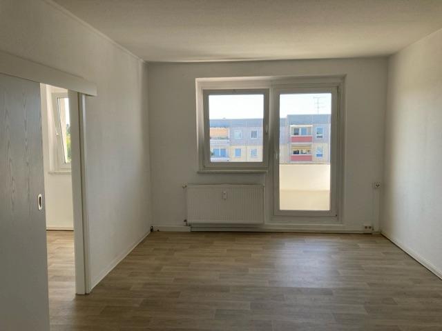 Wohnzimmer mit Balkon
