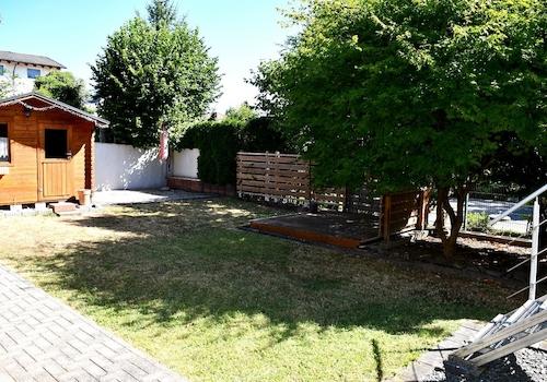 Garten mit diversen Sitzgelegenheiten