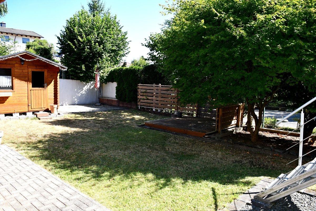 Garten mit diversen Sitzgelegenheiten