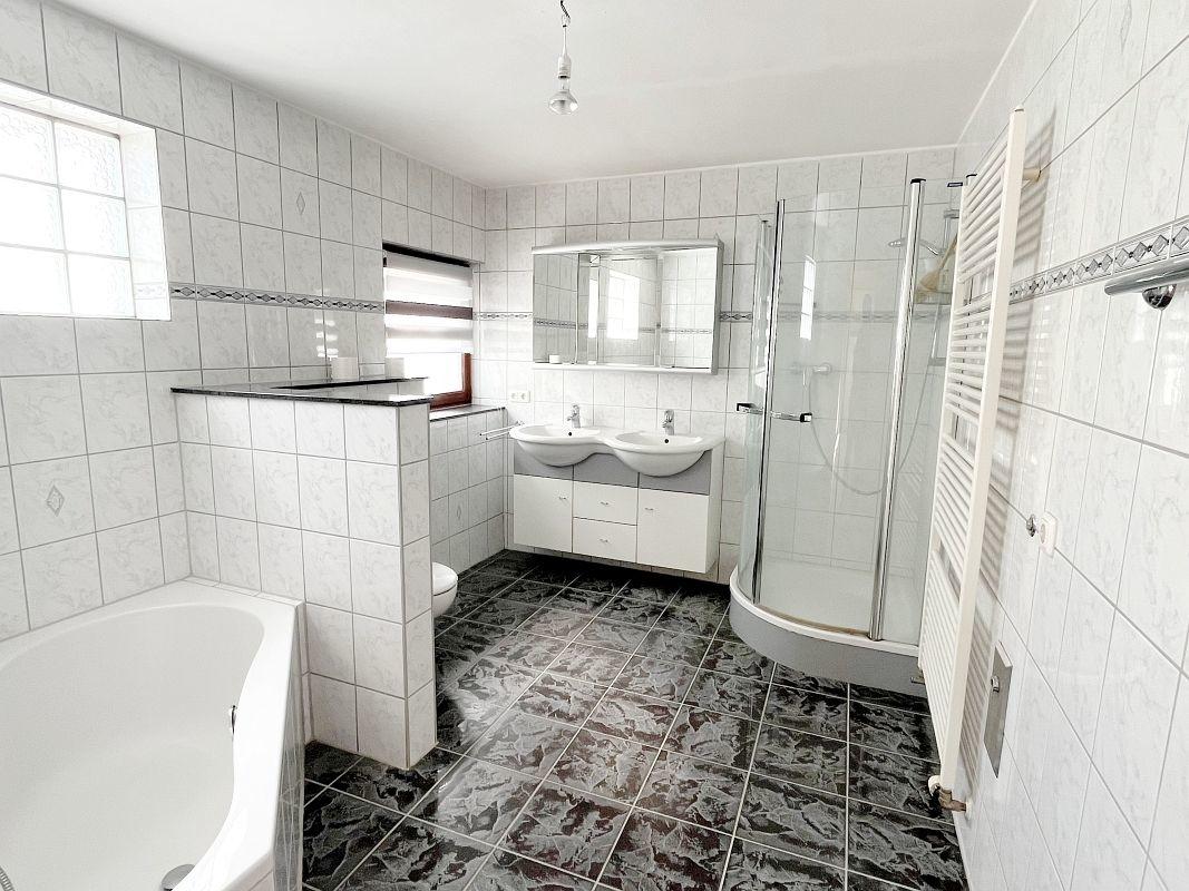 EG - modernes Tageslichtbad mit Wanne und Dusche