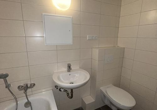 Bad mit Wanne (2)