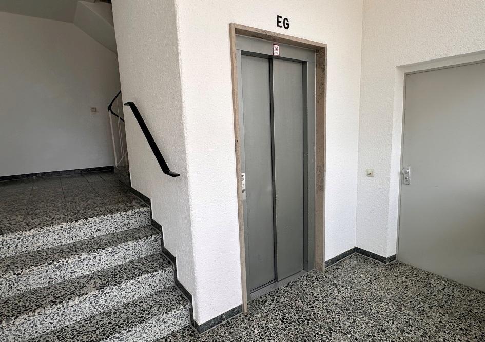 Treppenhaus mit Aufzug