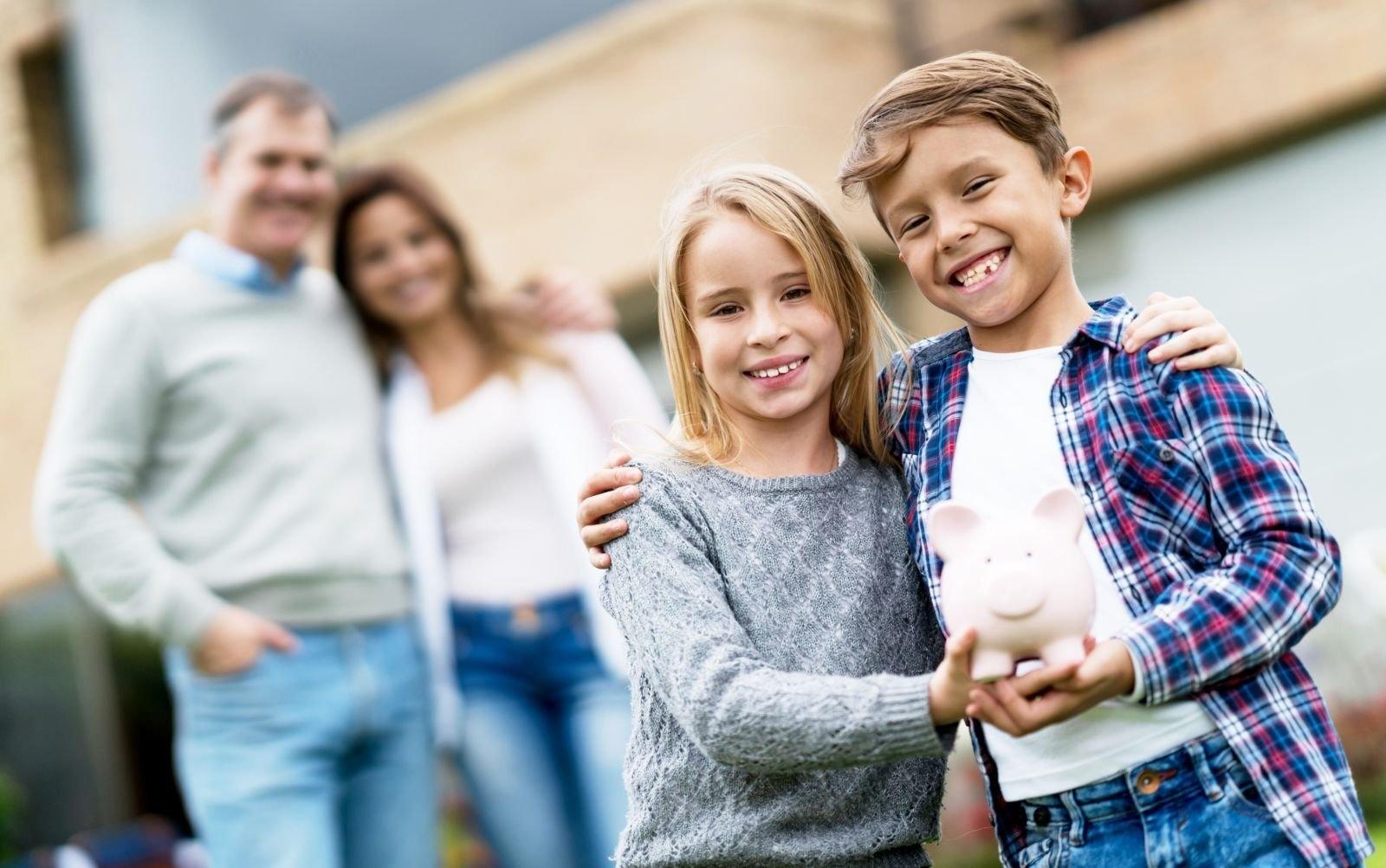 Kinder-Familie-Eltern-Umzugskisten-Einziehen