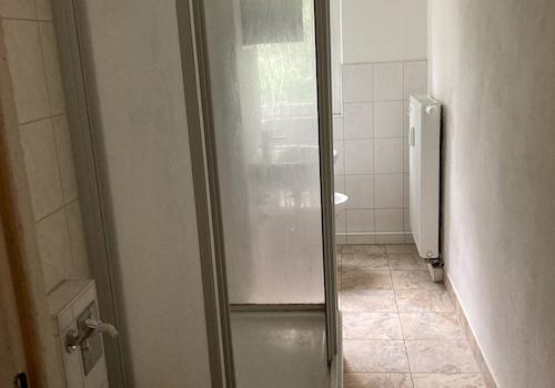 Bad mit Dusche und Fenster