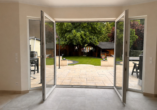 Terrasse mit Gartenblick