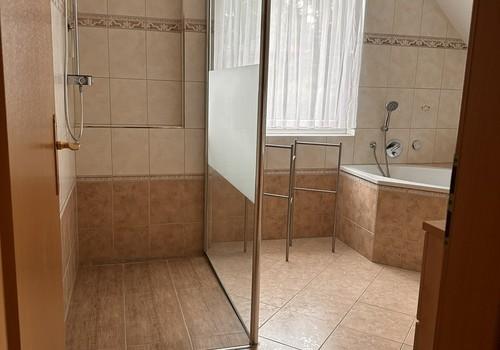 Bad mit Wanne und Dusche, OG