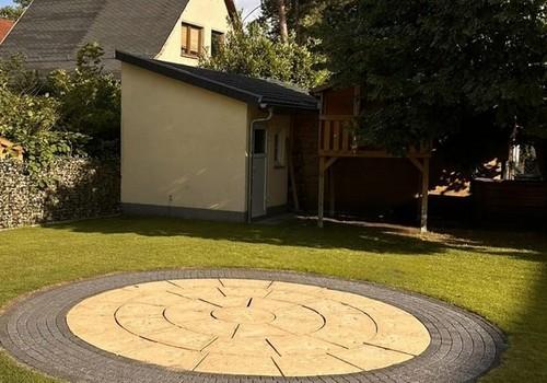 Gartenhaus und Poolrundung