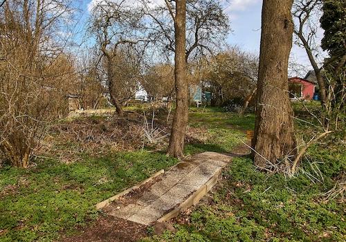 Weg vom Wanderweg zum Garten