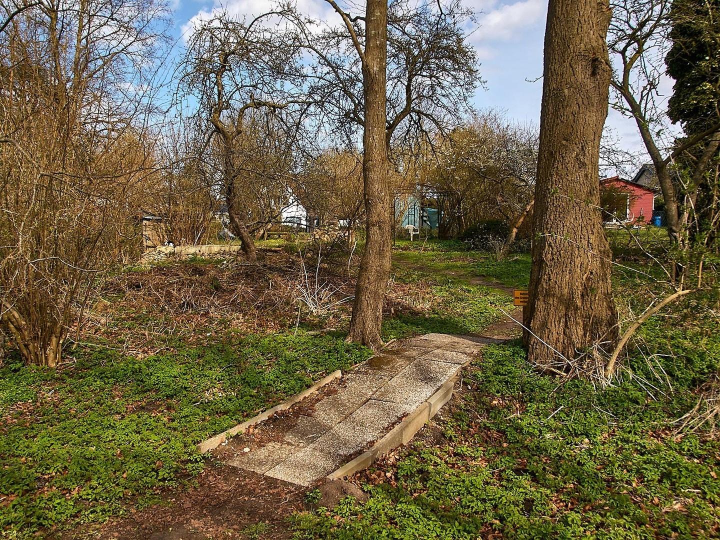 Weg vom Wanderweg zum Garten