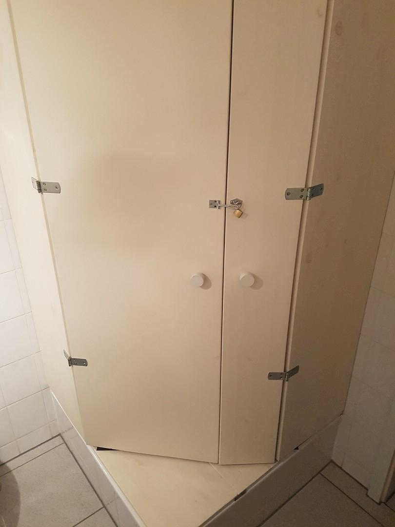 Bad Süd: Putzschrank