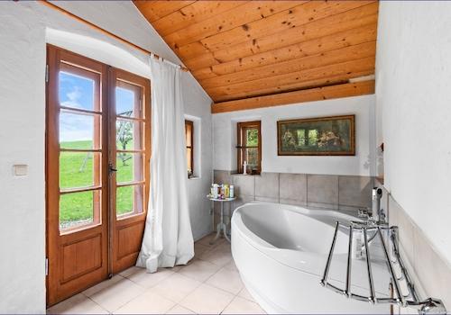  Bad mit Eckbadewanne und traumhafter Aussicht 