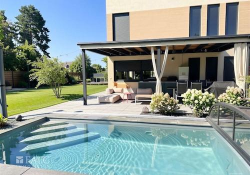 Außenansicht mit Pool