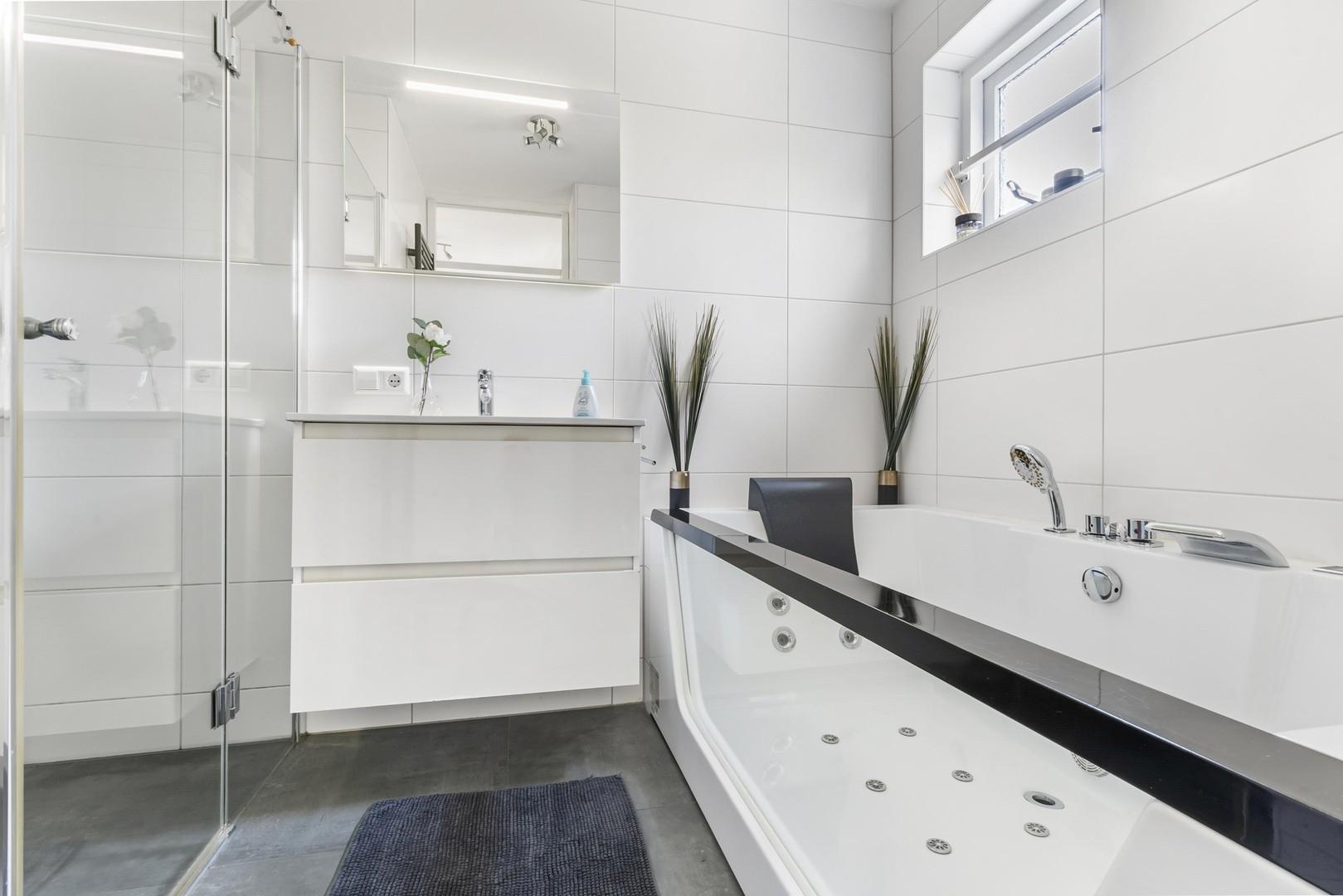 Glasbadewanne (ohne Whirl)