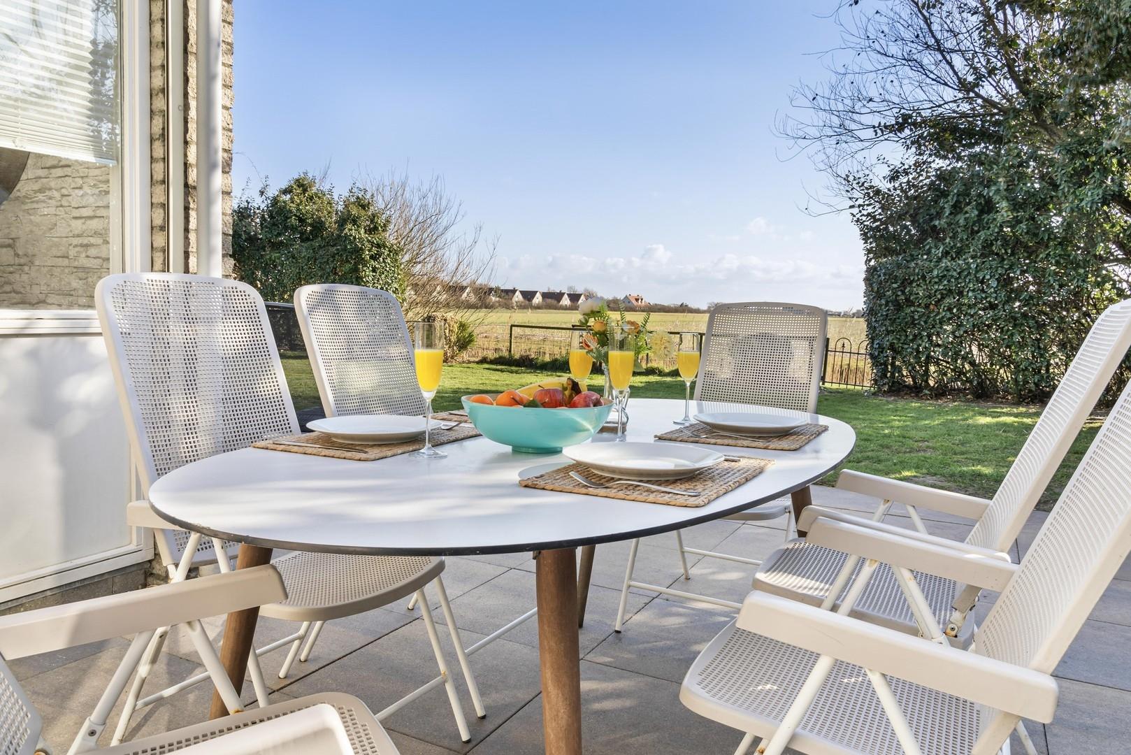 Terrasse mit Glaswindschott