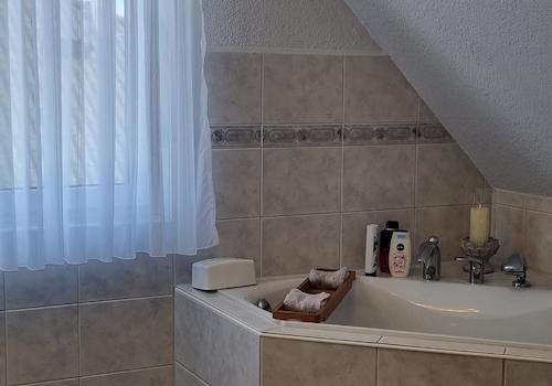 OG Bad mit Wanne