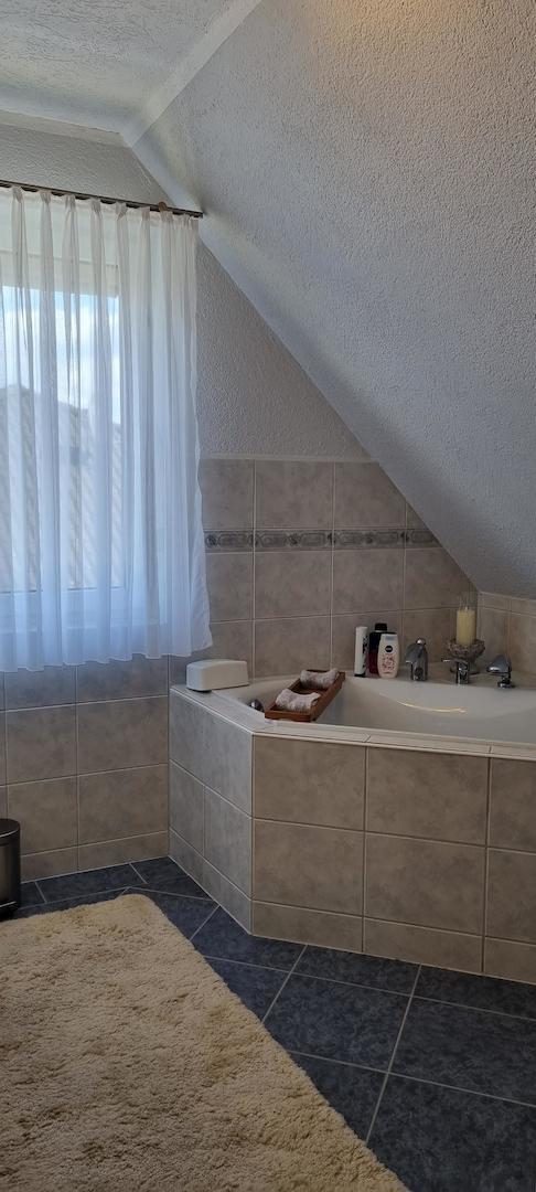 OG Bad mit Wanne