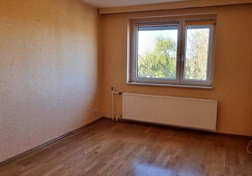 Zimmer hinten links mit Echtholzfußboden1
