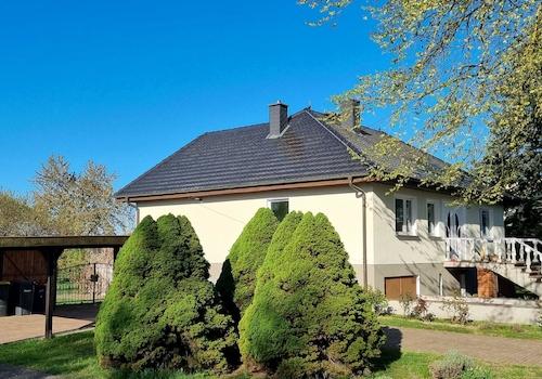 Dichter am Haus
