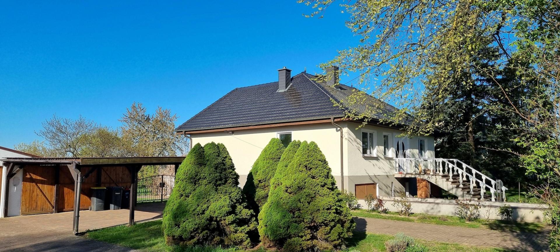 Dichter am Haus