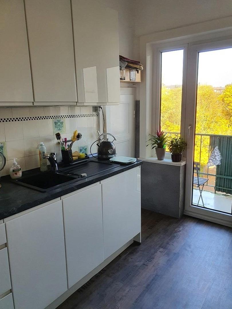 Küche und Balkon