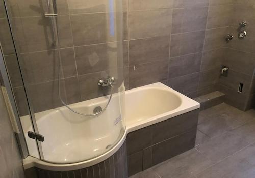 Bad mit Wanne und Dusche