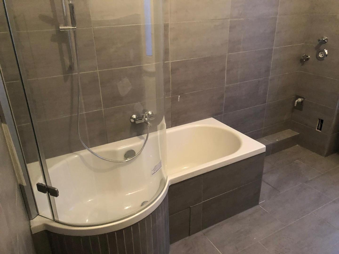 Bad mit Wanne und Dusche