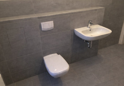 Bad mit Handwaschbecken und WC