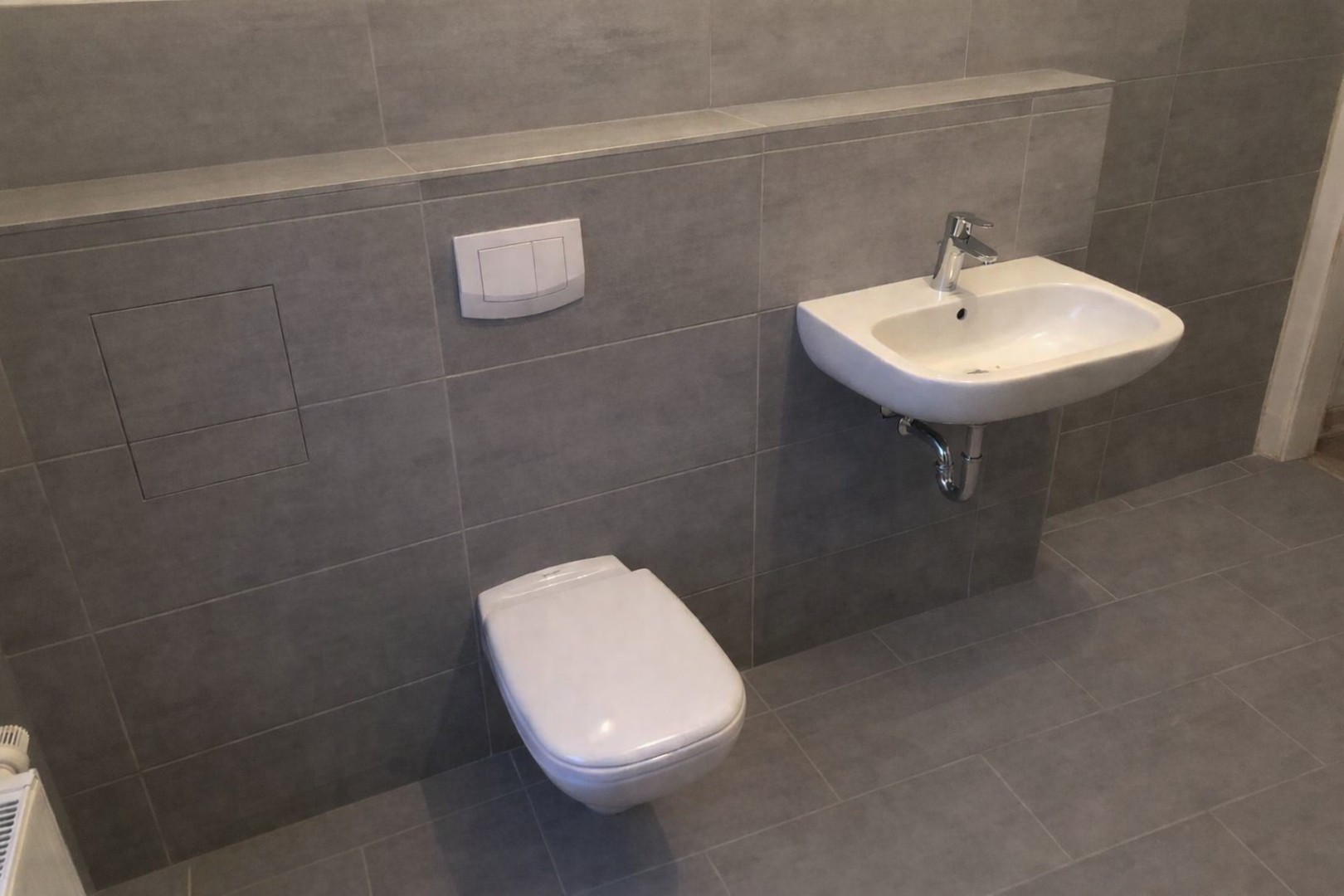 Bad mit Handwaschbecken und WC