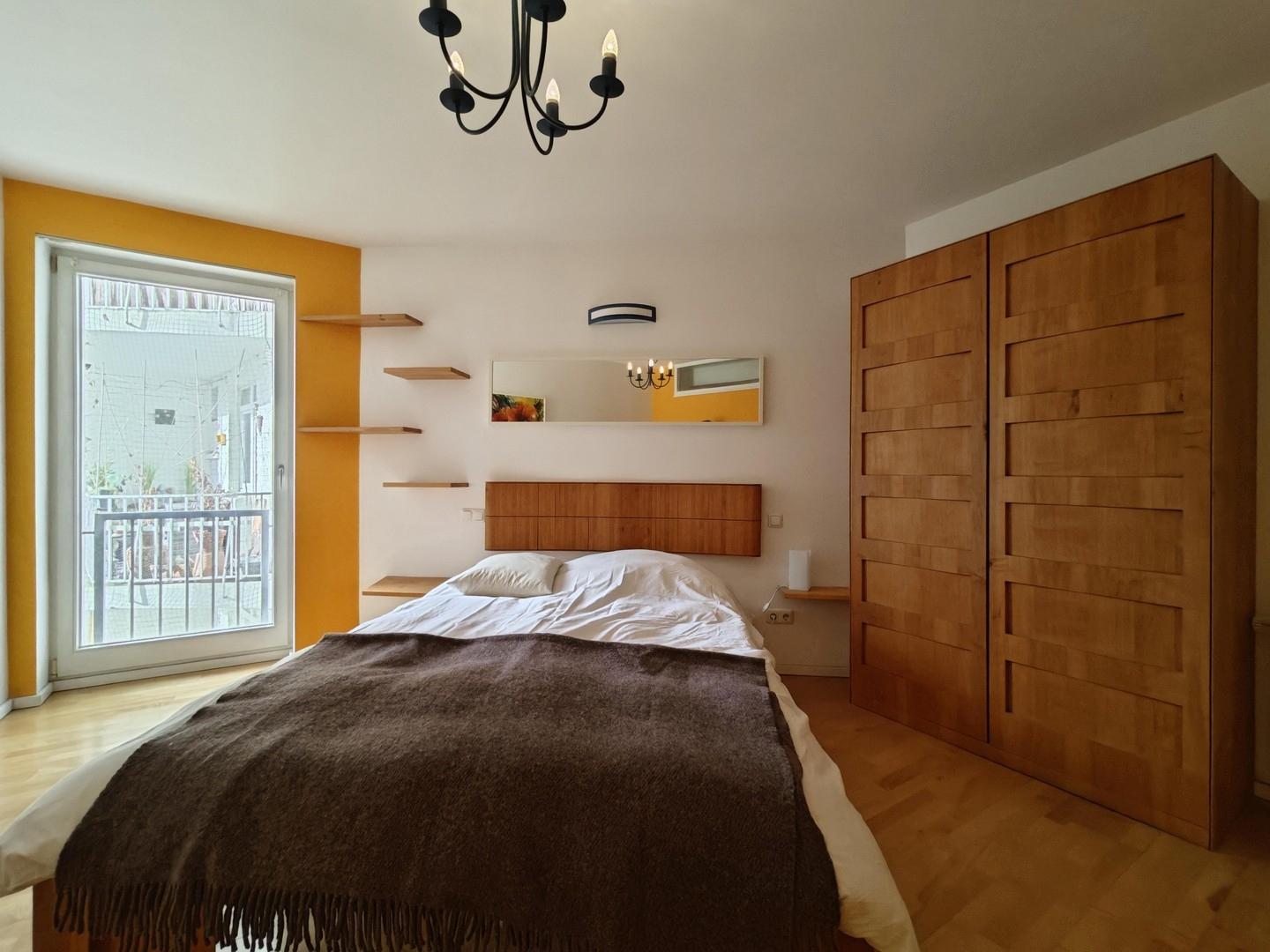 Schlafzimmer mit Holzmöbel