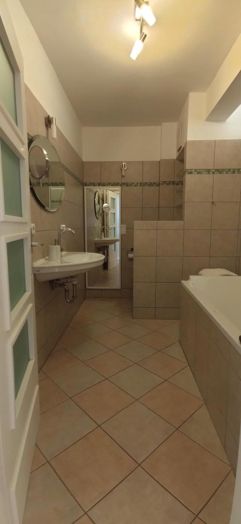 Blick in's Bad mit Wanne u. WC