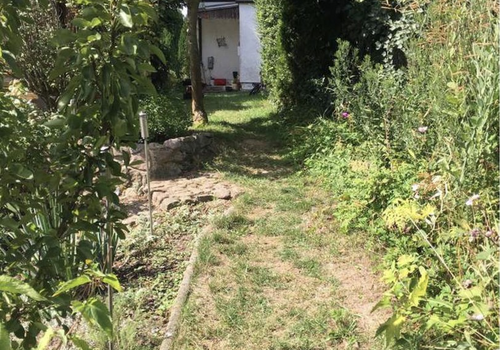 Weg zum Haus vom Garten aus