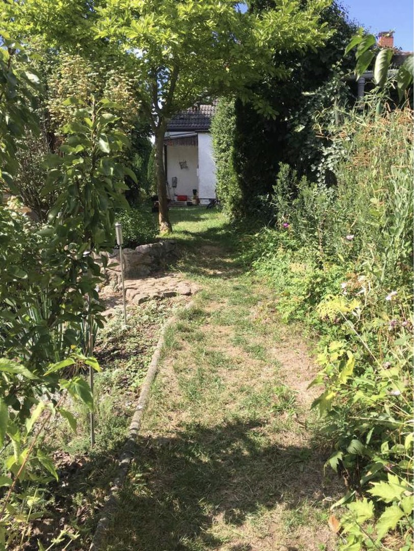 Weg zum Haus vom Garten aus