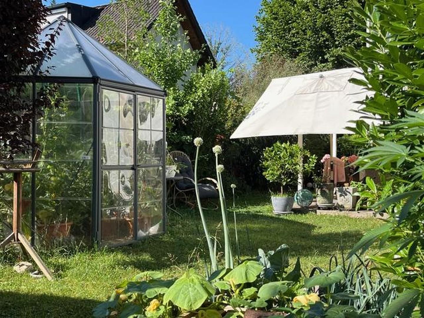 Gartenidylle mit Pavillon 