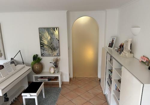 Wohnzimmer mit Glasschiebetür