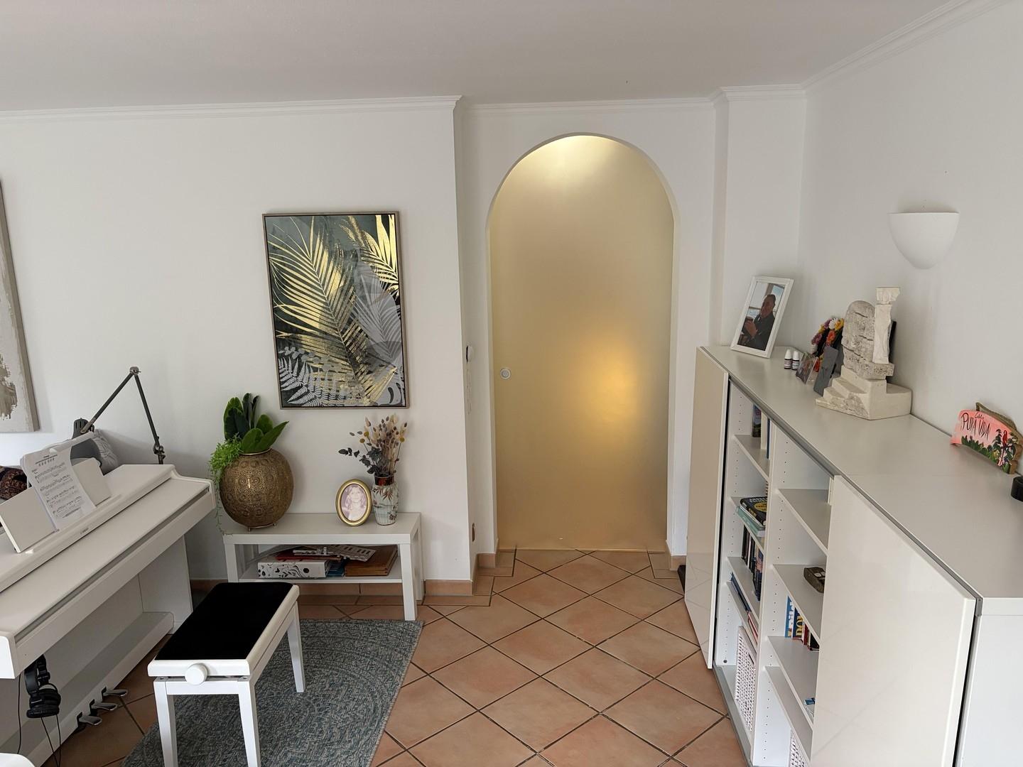 Wohnzimmer mit Glasschiebetür