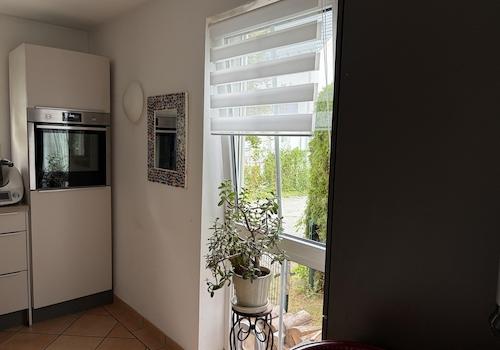Küche mit bodentiefem Fenster
