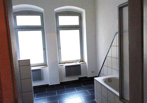 Bad mit Fenstern