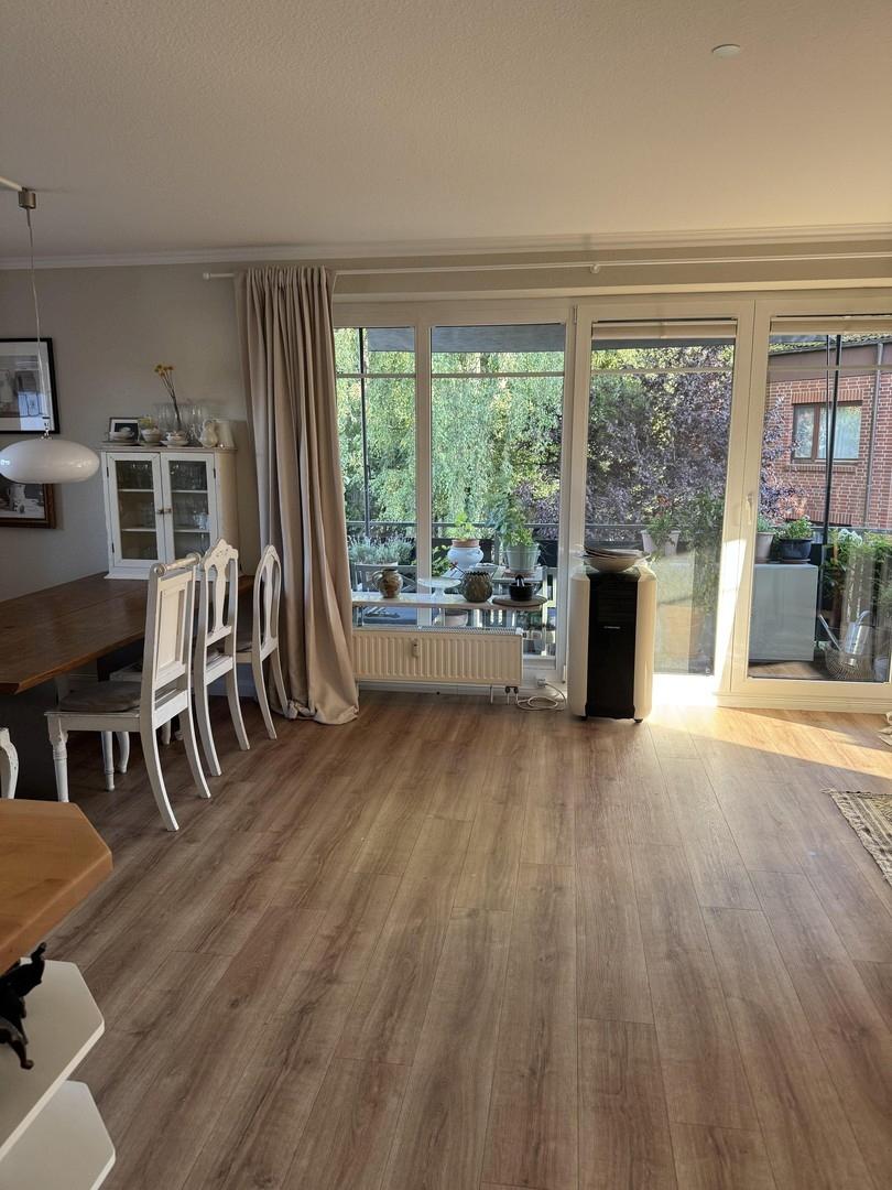 Wohnküche und Balkon