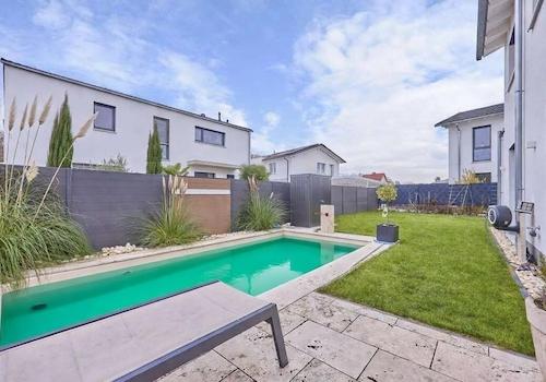 Garten mit Pool