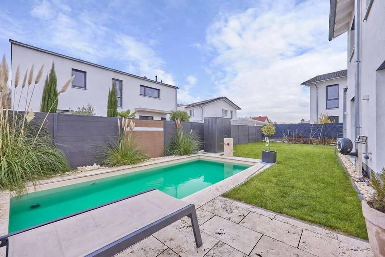 Garten mit Pool