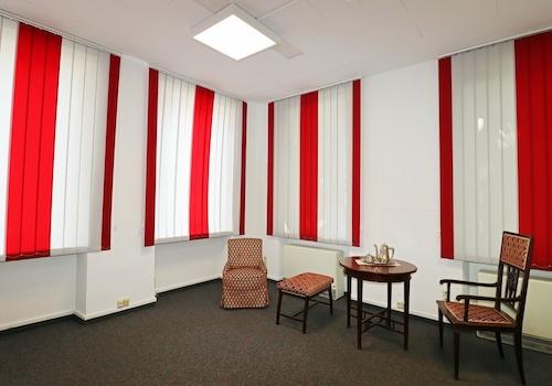 Büro im EG ( rechts)