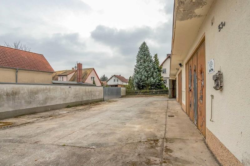 umgrenzter Innenhof mit Rolltor